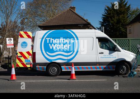 Eton, Großbritannien. April 2025. Thames Water war heute in Eton, Windsor, Berkshire, und hat Rohrreparaturen durchgeführt. Die BBC berichtete, dass „Thames Water den US Private Equity Riesen KKR als „bevorzugten Partner“ ausgewählt hat, um das in Schwierigkeiten geratene Wasserversorgungsunternehmen zu kaufen. Die geplante Investition von KKR würde dem Unternehmen helfen, seinen Schuldenberg zu bewältigen, und Thames strebt an, die Transaktion in der zweiten Jahreshälfte abzuschließen. Thames Water, das größte Wasserunternehmen Großbritanniens, begann im vergangenen Jahr, nach neuen Investitionen zu suchen, nachdem Befürchtungen aufgetaucht waren, dass es zusammenbrechen oder einer Verstaatlichung ausgesetzt sein könnte. Kredit: Maureen McLean/Alamy Stockfoto