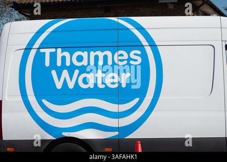 Eton, Großbritannien. April 2025. Thames Water war heute in Eton, Windsor, Berkshire, und hat Rohrreparaturen durchgeführt. Die BBC berichtete, dass „Thames Water den US Private Equity Riesen KKR als „bevorzugten Partner“ ausgewählt hat, um das in Schwierigkeiten geratene Wasserversorgungsunternehmen zu kaufen. Die geplante Investition von KKR würde dem Unternehmen helfen, seinen Schuldenberg zu bewältigen, und Thames strebt an, die Transaktion in der zweiten Jahreshälfte abzuschließen. Thames Water, das größte Wasserunternehmen Großbritanniens, begann im vergangenen Jahr, nach neuen Investitionen zu suchen, nachdem Befürchtungen aufgetaucht waren, dass es zusammenbrechen oder einer Verstaatlichung ausgesetzt sein könnte. Kredit: Maureen McLean/Alamy Stockfoto