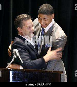 29. März 2012 - New Orleans, LA, USA - Kentucky-Trainer John Calipari umarmte Anthony Davis, nachdem Calipari ihm die Rupp Trophy während einer Zeremonie im Marriott New Orleans Hotel on Canal St. in New Orleans, Louisiana, am Donnerstag, den 29. März 2012 überreichte. (Bild: © Charles Bertram/Lexington Herald-Leader/MCT/ZUMAPRESS.com) Stockfoto