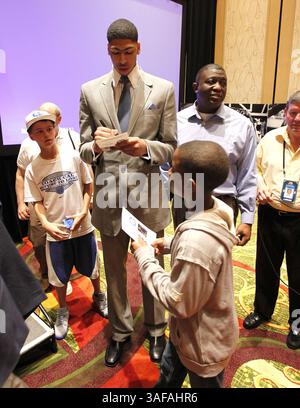 29. März 2012 – New Orleans, LA, USA – Anthony Davis unterzeichnete Autogramme, nachdem ihm der Commonwealth Athletic Club of Kentucky am Donnerstag, den 29. März 2012, im Marriott New Orleans Hotel in der Canal St. in New Orleans, Louisiana, die Rupp Trophy 2012 verliehen hatte. (Bild: © Charles Bertram/Lexington Herald-Leader/MCT/ZUMAPRESS.com) Stockfoto