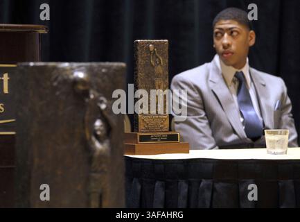 29. März 2012 – New Orleans, LA, USA – die Adolph Rupp Trophy 2012 wurde vom Commonwealth Athletic Club of Kentucky an Anthony Davis im Rahmen einer Zeremonie im Marriott New Orleans Hotel on Canal St. in New Orleans, Louisiana, am Donnerstag, den 29. März 2012 verliehen. (Bild: © Charles Bertram/Lexington Herald-Leader/MCT/ZUMAPRESS.com) Stockfoto