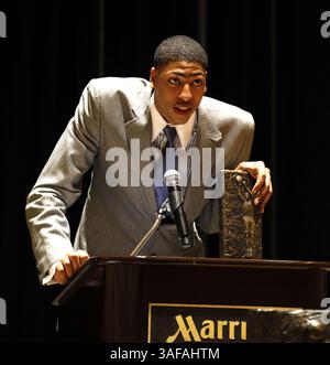 29. März 2012 – New Orleans, LA, USA – Anthony Davis sprach, nachdem ihm der Commonwealth Athletic Club of Kentucky am Donnerstag, den 29. März 2012, im Marriott New Orleans Hotel in der Canal St. in New Orleans, Louisiana, die Rupp Trophy 2012 verliehen hatte. (Bild: © Charles Bertram/Lexington Herald-Leader/MCT/ZUMAPRESS.com) Stockfoto