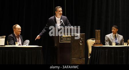 29. März 2012 – New Orleans, LA, USA – Kentucky-Cheftrainer John Calipari sprach über den ehemaligen LSU-Trainer Dale Brown, bevor er Anthony Davis, rechts, die Rupp Trophy überreichte, als der Commonwealth Athletic Club of Kentucky am Donnerstag, den 29. März 2012, die jährlichen Adolph Rupp Awards im Marriott New Orleans Hotel on Canal St. in New Orleans, Louisiana, überreichte. (Bild: © Charles Bertram/Lexington Herald-Leader/MCT/ZUMAPRESS.com) Stockfoto