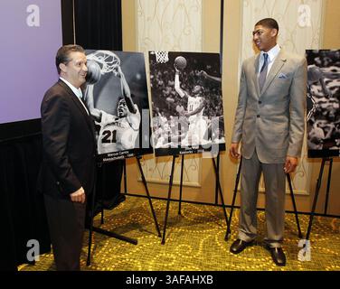 29. März 2012 - New Orleans, LA, USA - Kentucky-Trainer John Calipari und Anthony Davis posierten mit Fotos der früheren Gewinner Marcus Camby und John Wall, nachdem der Commonwealth Athletic Club of Kentucky Davis am Donnerstag, den 29. März 2012, bei einer Zeremonie im Marriott New Orleans Hotel on Canal St. in New Orleans, Louisiana die Rupp Trophy 2012 überreichte. (Bild: © Charles Bertram/Lexington Herald-Leader/MCT/ZUMAPRESS.com) Stockfoto