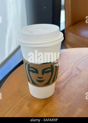 Yinchuan, China - 31. Oktober 2023: Eine Starbucks Kaffeetasse mit Logo, Stockfoto