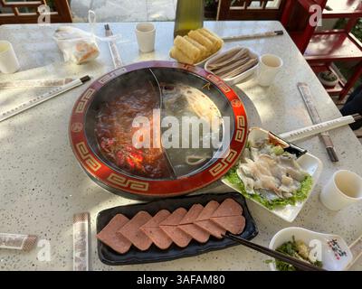 Ein Tisch für ein chinesisches Hot Pot Menü in China mit verschiedenen Zutaten und einer köstlichen Mahlzeit. Stockfoto