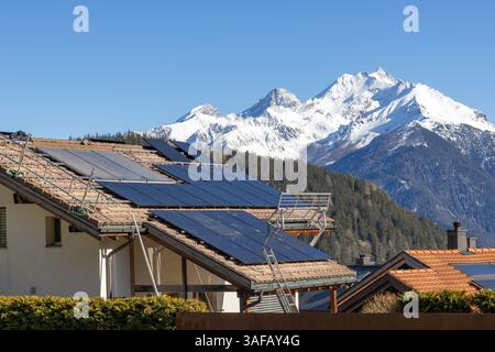 Solarmodule sind auf einem Schweizer Dach installiert Stockfoto