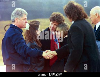 August 1996; Little Rock, Arkansas, USA; RODGER und BILL CLINTON nehmen an der Beerdigung ihrer Mutter Teil, als Freund der Familie BARBRA STREISAND die Familie tröstet. (Bild: Spencer Tirey/ZUMAPRESS.com) Stockfoto