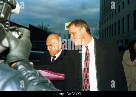 August 1996; Little Rock, Arkansas, USA; die Wildwasserfigur WALTER KAYE und sein Anwalt. Whitewater, der populäre Name für ein gescheitertes Arkansas Immobilienunternehmen der Whitewater Development Corp. In den 1970er Jahren waren Gouverneur Bill Clinton und seine Frau Hillary Rodham Clinton Partner; der Name wird auch für die politischen Auswirkungen dieses Projekts verwendet. . (Bild: Spencer Tirey/ZUMAPRESS.com) Stockfoto