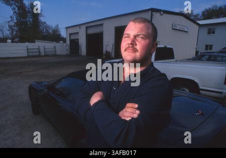 August 1996; Little Rock, Arkansas, USA; JOHN LAWHON, Besitzer einer Autowerkstatt in Little Rock, AR, der einen Wildwasser-Check in einem verlassenen Kofferraum fand. Whitewater, der populäre Name für ein gescheitertes Arkansas Immobilienunternehmen der Whitewater Development Corp. In den 1970er Jahren waren Gouverneur Bill Clinton und seine Frau Hillary Rodham Clinton Partner; der Name wird auch für die politischen Auswirkungen dieses Projekts verwendet. . (Bild: Spencer Tirey/ZUMAPRESS.com) Stockfoto