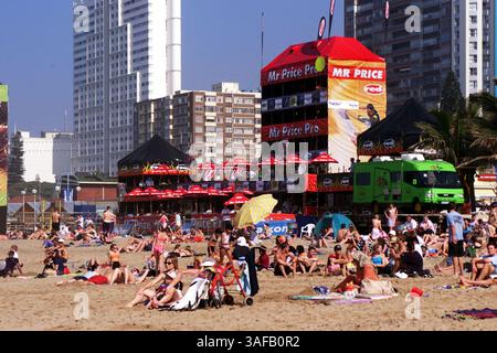 Juli 2001; Durban, Südafrika; Durban bietet einen perfekten Sommertag im Winter für den Start der Mr Price Pro in North Beach. Die Menschenmassen strömen an den Strand, um das Geschehen zu beobachten, während einige der heißesten Surfer aus Südafrika auf dem Wasser antreten, um sich in ihren ersten Vorrunden zu messen. Das Mr Price Pro ist eine sechs-Sterne-Veranstaltung der Association of Surfing Professionals (ASP) World Qualifying Series (WQS), bei der Top-Surfer aus der ganzen Welt mit einem Preisgeld von 100 000 US-Dollar teilnehmen. (Kreditbild: ASP/ZUMAPRESS.com) Stockfoto