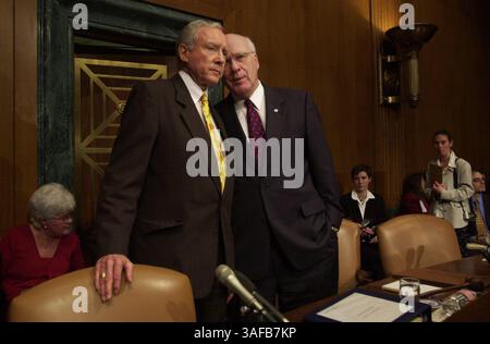 Vor dem Senat Judiciary Markup (Abstimmung) der Nominierung von Charles Pickering zum Richter am US Circuit Court für den Fünften Circuit überträgt Senator Orrin Hatch (R-UTAH), links, Senator Patrick Leahy (Credit Image: The Washington Times/ZUMAPRESS.com) Stockfoto