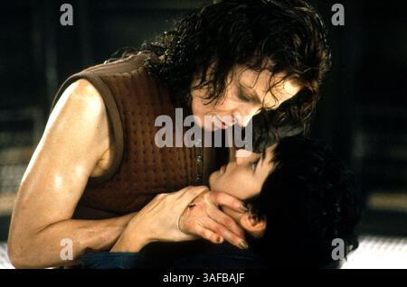 August 2000; Hollywood, CA, USA; die Schauspielerin SIGOURNEY WEAVER (L) (als Ripley) kehrt in ihrer Hauptrolle als Ripley in Alien Resurrection zurück, der vierten Alien-Filmdarstellerin WINONA RYDER. (Kreditbild: ZUMA Press/ZUMAPRESS.com) Stockfoto