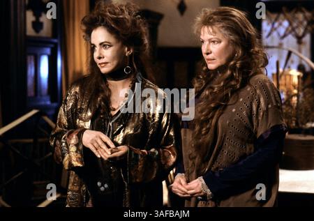 August 2000; Hollywood, CA, USA; Regisseur GRIFFIN DUNE, Produzentin DENISE DI NOVI, Schauspielerin STOCKARD CHANNING (die Hauptrolle als Tante Frances „Franny“ Owens) und Schauspielerin DIANNE WIEST (Hauptrolle als Tante Bridget „Jet“ Owens) in „Practical Magic“. (Kreditbild: ZUMA Press/ZUMAPRESS.com) Stockfoto