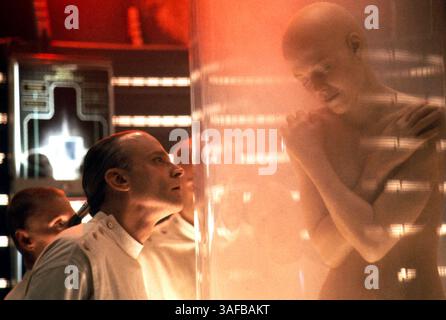 August 2000; Hollywood, CA, USA; Schauspieler BRAD DOURIF (als Dr. Gediman) und Schauspielerin SIGOURNEY WEAVER (als Ripley) in Alien Resurrection, dem vierten Alien-Film. (Kreditbild: ZUMA Press/ZUMAPRESS.com) Stockfoto