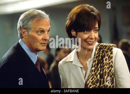August 2000; Hollywood, CA, USA; die Schauspieler ALAN ALDA und ALLISON JANNEY spielen die Rolle von Sydney und Constance Miller in der romantischen Komödie „The Object of My Affection“ von Nicholas Hytner aus dem Jahr 1998. (Kreditbild: ZUMA Press/ZUMAPRESS.com) Stockfoto