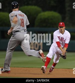 14. Mai 2012 - Philadelphia, PA, USA - Philadelphia Phillies zweiter Baseman Freddy Galvis, rechts, schnappt sich einen Erdling von Lucas Harrell von Houston Astros, als Chris Snyder (18) den Fang beobachtet. Harrell war zunächst am Montag, 14. Mai 2012 im Citizen Bank Park in Philadelphia, Pennsylvania, unterwegs. (Bild: © Michael Bryant/Philadelphia Inquirer/MCT/ZUMAPRESS.com) Stockfoto