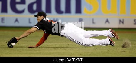 14. Mai 2012 - Miami, FL, USA - Miami Marlins Right Fielder Giancarlo Stanton (27) taucht, kann aber nicht die Single von Pittsburgh Pirates Clint Barmes im zweiten Inning im Marlins Park in Miami, Florida, am Montag, den 14. Mai 2012 erwischen. (Bild: © Joe Rimkus Jr/Miami Herald/MCT/ZUMAPRESS.com) Stockfoto