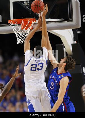 2. April 2012 – New Orleans, LA, USA – Anthony Davis (23) aus Kentucky trifft sich im Finale des NCAA-Turniers am Montag, 2. April 2012, im Mercedes-Benz Superdome in New Orleans, Louisiana, gegen Jeff Withey (5). (Bild: © Harry E. Walker/MCT/MCT/ZUMAPRESS.com) Stockfoto
