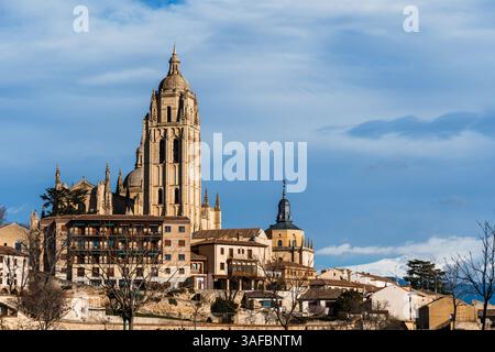 Malerischer Blick auf die Skyline von Segovia mit der Kathedrale und dem Guadarrama-Gebirge im Hintergrund. Stockfoto