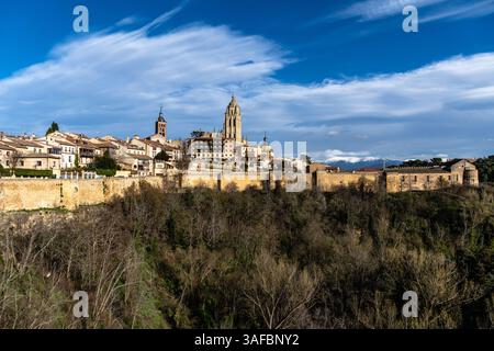 Blick auf die Skyline von Segovia, Spanien, mit seiner historischen Architektur und dem Guadarrama-Gebirge im Hintergrund. Stockfoto
