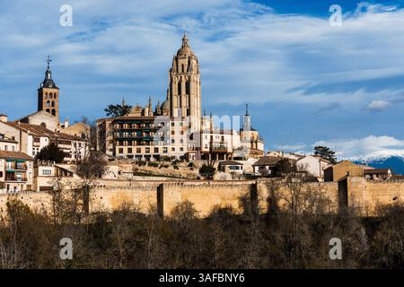 Ein malerischer Blick auf die Skyline von Segovia mit der historischen Architektur und den weit entfernten Guadarrama Bergen. Stockfoto