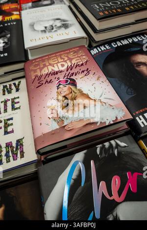 Barnes & Noble Booksellers on Fifth Avenue in New York City bietet eine große Auswahl an Büchern und Zeitschriften, USA 2025 Stockfoto