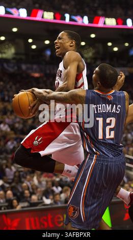 3. April 2012: Toronto, ON, CAN – der Torontochter DeMar DeRozan wird auf seinem Weg ins Netz durch die Verteidigung des Bobcats-Stürmers Tyrus Thomas während der NBA-Aktion am Dienstag, den 3. April 2012 im Air Canada Centre in Toronto, Ontario, Kanada, beschützt. (Kreditbild: © Aaron Lynett/Postmedia News/MCT/ZUMAPRESS.com) Stockfoto