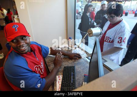 3. April 2012 - Philadelphia, PA, USA - Ryan Howard von den Philadelphia Phillies arbeitet am richtigen Ticketschalter vor dem Spiel am Dienstag Abend gegen die Pittsburgh Pirates am 3. April 2012 im Citizens Bank Park in Philadelphia, Pennsylvania. Howard signierte Autogramme für Fans. (Bild: © Michael Bryant/Philadelphia Inquirer/MCT/ZUMAPRESS.com) Stockfoto
