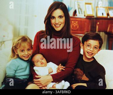 Dezember 2000; Amman, JORDANIEN; DATEIFOTO: November 2000. Jordaniens Königin RANIA, palästinensische Frau von König Abdullah II., mit Prinzessin SALMA (3 Monate), Prinz HUSSEIN (6) und Prinzessin IMAN (4) im privaten Wohnsitz des königlichen Paares im al-Barakeh-Palast („Segen“). . (Kreditbild: ZUMA Press/ZUMAPRESS.com) Stockfoto