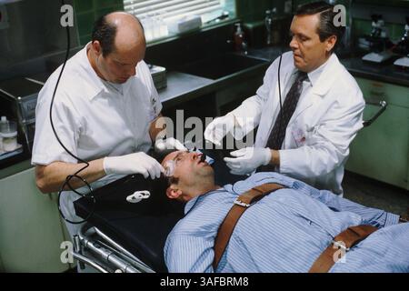 Dezember 2000; Hollywood, Kalifornien, USA; zwei Ärzte und ein Patient während der Dreharbeiten von 'First Wave'. (Kreditbild: ZUMA Press/ZUMAPRESS.com) Stockfoto
