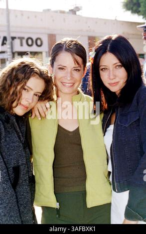 März 2001; Hollywood, Kalifornien, USA; Schauspieler (L-R) ALYSSA MILANO (Phoebe), HOLLY MARIE COMBS (Piper) und SHANNEN DOHERTY (Prue) als die betörenden Halliwell-Schwestern in WB-Fernsehserie Charmed. (Kreditbild: ZUMA Press/ZUMAPRESS.com) Stockfoto