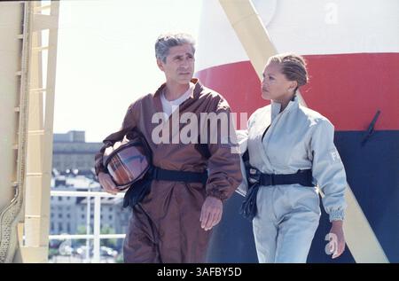 Juni 2001; Hollywood, Kalifornien, USA; Juni 2001; Hollywood, Kalifornien, USA; Datei Foto. Bei der Weltpremiere des FOX Original Films WW3 am 13. Juli inspizieren FBI Agent MJ Blake, VANESSA WILLIAMS und ein Mitglied des CDC (Center for Disease Control) das infizierte Kreuzfahrtschiff, auf dem das tödliche Virus seinen Ursprung in der Weltpremiere des FOX Original Films WW3 Freitag, 13. Juli. (Kreditbild: ZUMA Press/ZUMAPRESS.com) Stockfoto