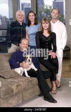 Juli 2001; Hollywood, CA, USA; (im Uhrzeigersinn von oben links) JOHN MAHONEY, PERI GILPIN, DAVID HYDE PIERCE, JANE LEEVES, KELSEY GRAMMER in Frasier, nominiert für einen Golden Globe für die beste TV-Serie/Musical/Comedy. (Kreditbild: ZUMA Press/ZUMAPRESS.com) Stockfoto