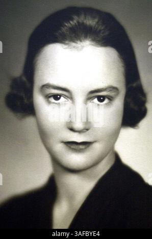 KATARINE MEYER GRAHAM starb am Dienstag, 17. Juli 2001 in Boise, Idaho, um 84 Jahre, auf diesem undatierten Bild. Geboren in New York City, 16. Juni 1917. Sie leitete die Zeitung ihrer Familie, die Washington Post, mehr als zwei Jahrzehnte lang und überwachte deren berühmteste Periode, die Watergate-Berichterstattung, die schließlich zum Rücktritt von Präsident Nixon führte und sie zu einer führenden Kraft des amerikanischen Journalismus machte. Ihre Memoiren persönliche Geschichte gewann 1998 den Pulitzer-Preis. Katharine Graham wurde 1917 in eine privilegierte Familie in New York City als Tochter von Agnes Elizabeth geboren Stockfoto