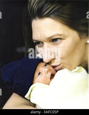 Oktober 2001; Las Vegas, Nevada, USA; ANDRE AGASSI & STEFFI GRAF mit ihrem neuen Sohn JADEN GIL. Mit einem Gewicht von 5 Pfund wurde er am Freitag in einem Krankenhaus in Las Vegas geboren. Das Ehepaar, das am 22. Oktober in einer privaten Zeremonie heiratete, begann sich zu verabschieden, nachdem beide 1999 die French Open gewonnen hatten. . (Kreditbild: ZUMA Press/ZUMAPRESS.com) Stockfoto