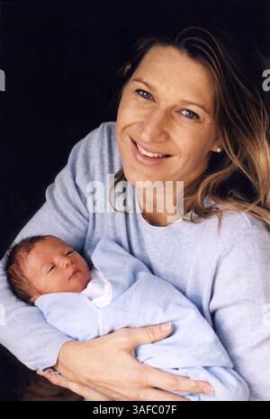 Oktober 2001; Las Vegas, Nevada, USA; STEFFI GRAF hält ihren neuen Sohn zusammen mit Andre Agassi, JADEN GIL. Mit einem Gewicht von 5 Pfund wurde er am Freitag in einem Krankenhaus in Las Vegas geboren. Das Ehepaar, das am 22. Oktober in einer privaten Zeremonie heiratete, begann sich zu verabschieden, nachdem beide 1999 die French Open gewonnen hatten. .. (Kreditbild: ZUMA Press/ZUMAPRESS.com) Stockfoto