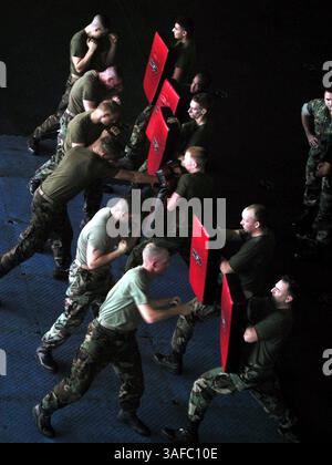 17. Dezember 2001; USS John C. Stennis, at Sea; US-Marines der Black Knights of Marine Fighter Attack Squadron Three One Four (VMFA-314) üben an Bord der USS John C. Stennis Nahkampfübungen in der Hangarbucht. (Kreditbild: ZUMA Press/ZUMAPRESS.com) Stockfoto