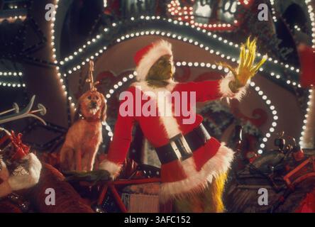 Januar 2002; Hollywood, Kalifornien, USA; Schauspieler JIM CARREY als der Grinch und sein Hund MAX in dem Film „Dr. Seuss“ wie der Grinch Weihnachten gestohlen hat“ von Ron Howard. (Kreditbild: ZUMA Press/ZUMAPRESS.com) Stockfoto