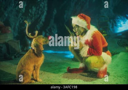 Januar 2002; Hollywood, Kalifornien, USA; Schauspieler JIM CARREY als der Grinch und sein Hund MAX in dem Film „Dr. Seuss“ wie der Grinch Weihnachten gestohlen hat“ von Ron Howard. (Kreditbild: ZUMA Press/ZUMAPRESS.com) Stockfoto