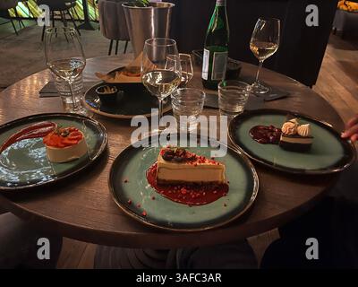 Am späten Abend mit Freunden, die das beste Essen in der Stadt genießen und tiefe Gespräche führen. Stockfoto