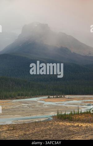112 fließt der North Saskatchewan River am Mount Erasmus vorbei in Richtung North Saskatchewan River Crossing auf dem Icefields Parkway. Banff NP-ab-Kanada Stockfoto