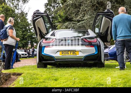 Bristol, Großbritannien, 13. August 2023: BMW i8 mit offenen Türen und Leuten im Auto treffen sich. Stockfoto