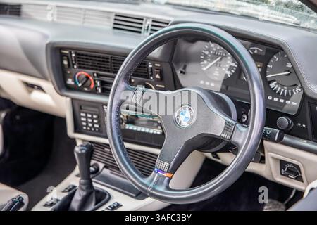 Bristol, Großbritannien, 13. August 2023: Zentrale Seite des Armaturenbretts des klassischen BMW. Stockfoto