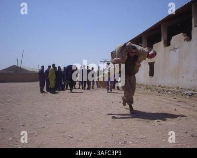 Staff-Sergeant DAVID J. BAKER, aus Maxwell, Kalifornien, B-Kompanie, 1. Bataillon, der Sergeant des 7. Marineregiments trägt PFC PATRICK S. SOUZA aus Rigby, ID., in einem Feuerwehrrennen am 27. August 2003 während eines Trainging Course für die an Najaf, Irak Fire Brigade. Marines und Soldaten mit Feuerwehrerfahrung lehrten 20 leitende Najaf-Feuerwehrleute amerikanische Techniken. (Kreditbild: ZUMA Press/ZUMAPRESS.com) Stockfoto