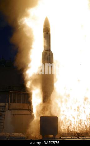 Dezember 2003; Kauai, HI, USA; eine Standard Missile-3 (SM-3) wird vom Aegis-Kreuzer USS Lake Erie (CG 70) gestartet, um eine ballistische Raketenabwehr (BMDS)-Bedrohung zu besiegen. Die SM-3, Teil des Aegis Waffensystems, fing ein Ziel ab, das von der Pacific Missile Range Facility mit einer Geschwindigkeit von etwa 3,7 Kilometern pro Sekunde gestartet wurde. Die beiden Raketen kollidierten mehrere hundert Kilometer von Kauai in einer Höhe von etwa 137 Kilometern. Der BMDS-Test beinhaltete die Bewertung der Langstreckenüberwachung Stockfoto