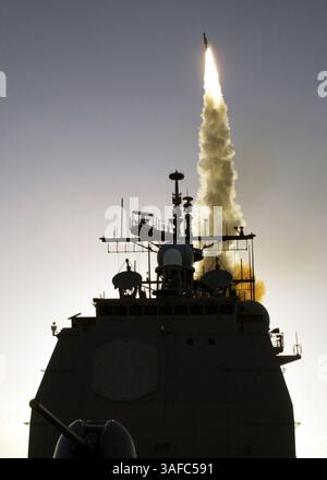 Dezember 2003; Kauai, HI, USA; eine Standard Missile-3 (SM-3) wird vom Aegis-Kreuzer USS Lake Erie (CG 70) gestartet, um eine ballistische Raketenabwehr (BMDS)-Bedrohung zu besiegen. Die SM-3, Teil des Aegis Waffensystems, fing ein Ziel ab, das von der Pacific Missile Range Facility mit einer Geschwindigkeit von etwa 3,7 Kilometern pro Sekunde gestartet wurde. Die beiden Raketen kollidierten mehrere hundert Kilometer von Kauai in einer Höhe von etwa 137 Kilometern. Der BMDS-Test beinhaltete die Bewertung der Langstreckenüberwachung Stockfoto