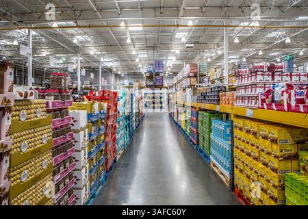 Bristol, Großbritannien, 13. August 2023: Innenraum des Costco Warehouse Store in Avonmouth. Stockfoto