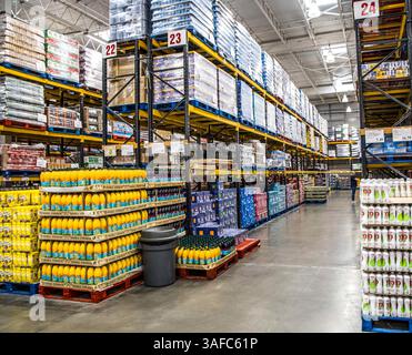 Bristol, Großbritannien, 13. August 2023: Innenraum des Costco Warehouse Store in Avonmouth. Stockfoto