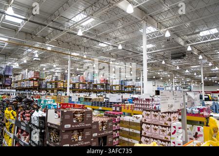 Bristol, Großbritannien, 13. August 2023: Innenraum des Costco Warehouse Store in Avonmouth. Stockfoto
